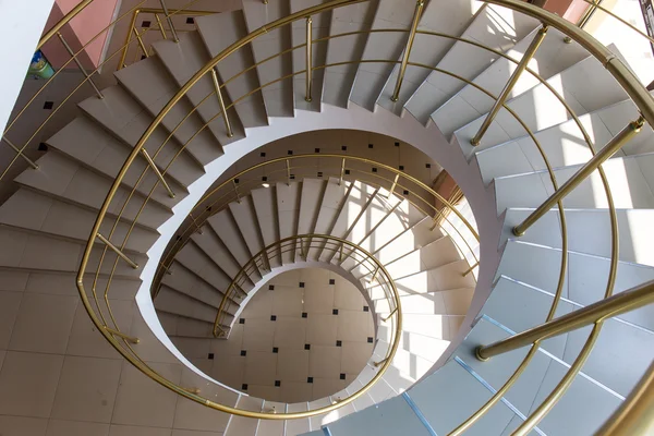 Escalier en colimaçon plancher intérieur maison fond urbain escalier — Photo