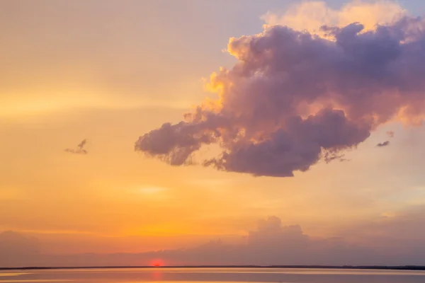 Puesta de sol sobre el agua cielo naranja lago nube mar — Foto de Stock