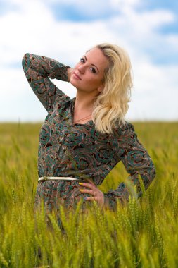 Çavdar alanındaki çekici genç kadın