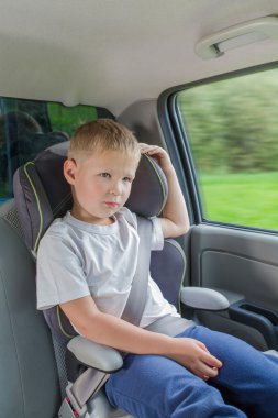 Bir araba Emanet sandalyede oturan çocuk
