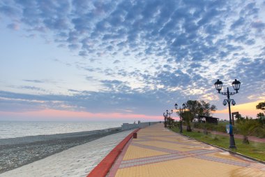 Deniz dolgu yol sokak bulut Sochi Rusya