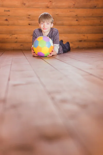 Ragazzo con una palla — Foto Stock