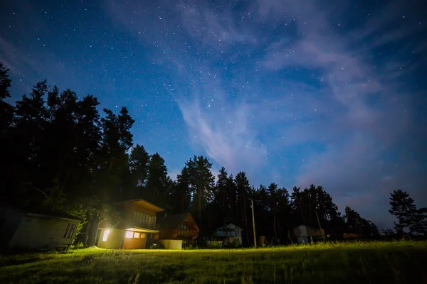 Escena nocturna con pequeñas cabañas — Foto de Stock