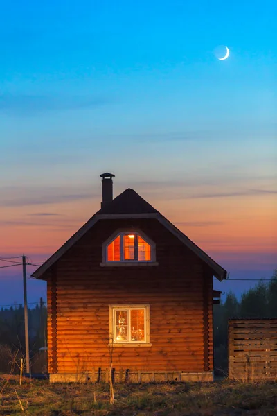 Houten huis buitenkant met verlichting — Stockfoto