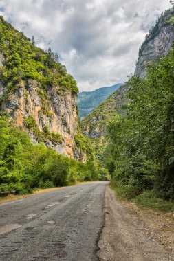 Asfalt yol dağ gorge tarafından