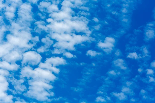 Ειρηνική άσπρα σύννεφα — Φωτογραφία Αρχείου