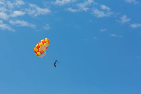 Algumas pessoas parasailing sobre o mar — Fotografia de Stock