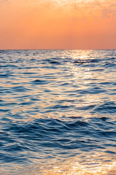 Farbenfroher Sonnenuntergang über dem Meer — Stockfoto