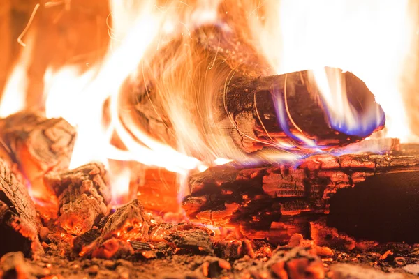 Brinnande ved i öppen spis — Stockfoto