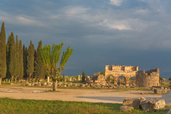 Rovine di città antica al tramonto cielo nuvoloso Pamukkale Turchia — Foto Stock