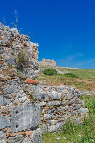Zniszczony stary kamienny mur — Zdjęcie stockowe