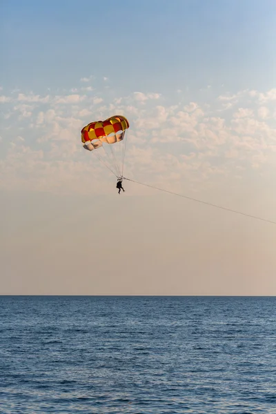 Niektórzy ludzie parasailingu nad morzem — Zdjęcie stockowe