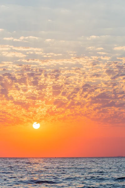 Tramonto colorato sul mare — Foto Stock