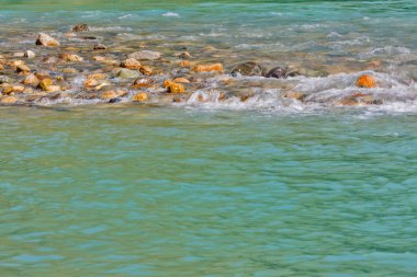 Dağ nehir çakıl ve taş ile