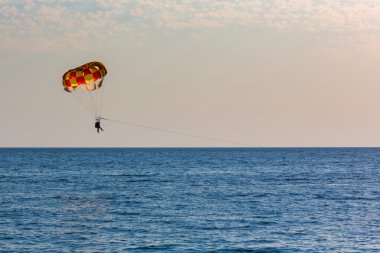 Denizin üzerinde parasailing insanlar