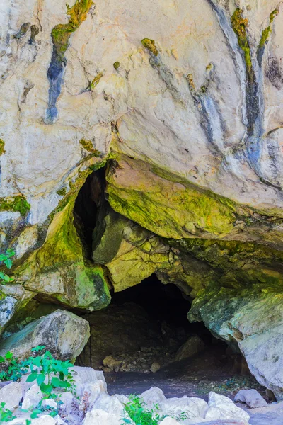 Entrada a la cueva —  Fotos de Stock