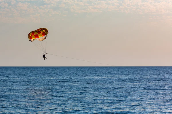 Ludzie, parasailingu nad morzem — Zdjęcie stockowe