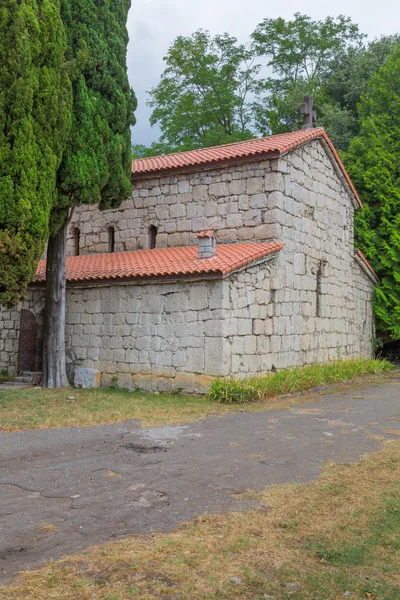 Oude kerk gemaakt van stenen blokken — Stockfoto