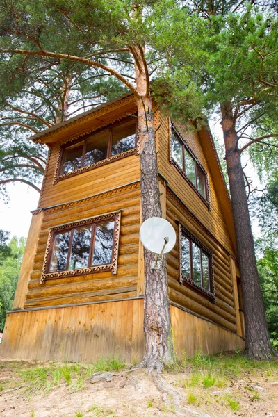 Ormanda ahşap bir ev