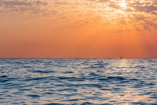 Красочный закат над морем — стоковое фото
