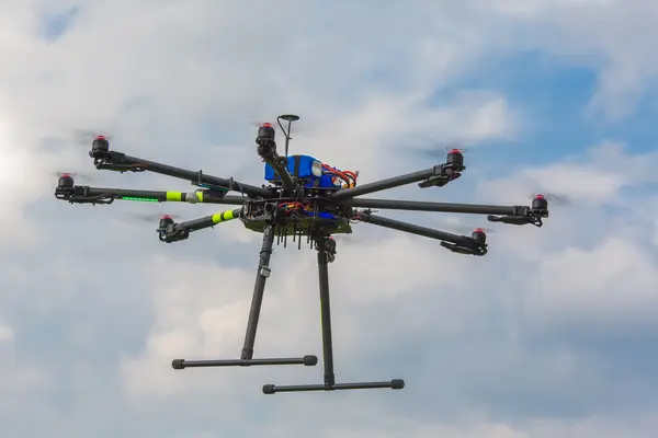 Multicopter tijdens de vlucht — Stockfoto