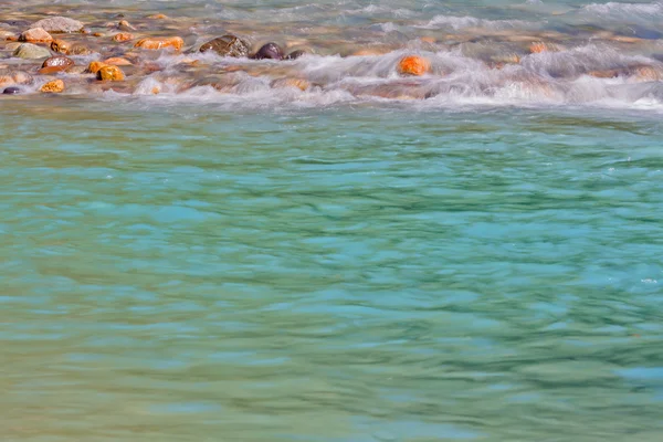 Fiume di montagna con ciottoli e pietre — Foto Stock