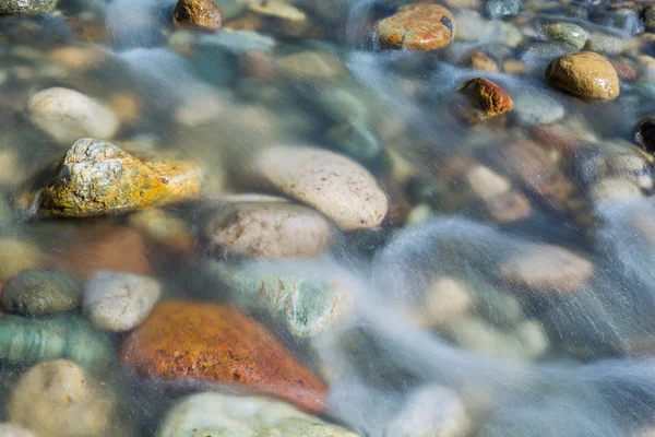 Pietre di ghiaia nell'acqua del fiume vista da vicino , — Foto Stock