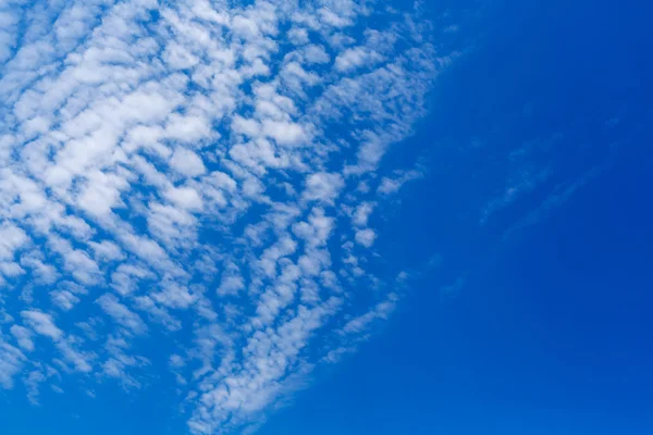 平和の白い雲 — ストック写真