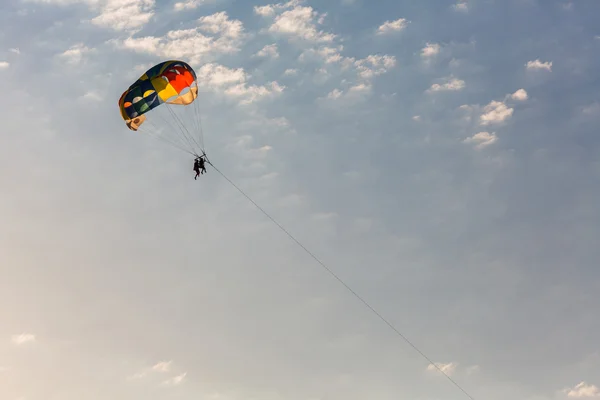 Někteří lidé parasailing nad mořem — Stock fotografie