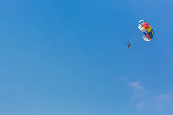 Niektórzy ludzie parasailingu nad morzem — Zdjęcie stockowe