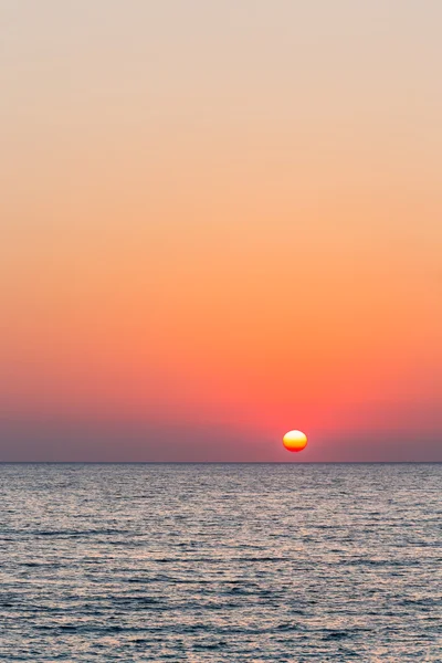 Tramonto colorato sul mare — Foto Stock