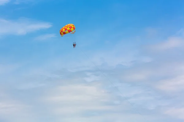 Niektórzy ludzie parasailingu nad morzem — Zdjęcie stockowe