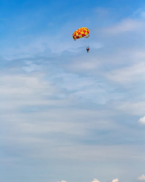 Niektórzy ludzie parasailingu nad morzem — Zdjęcie stockowe