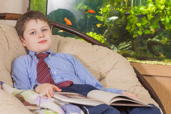 Niño en un libro de lectura de corbata —  Fotos de Stock