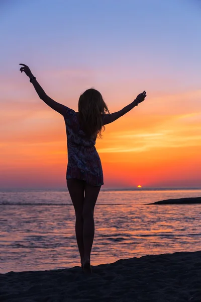Plaj günbatımı güzel genç kadın
