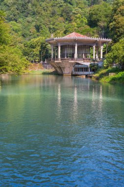 Göl kıyısında eski köşk