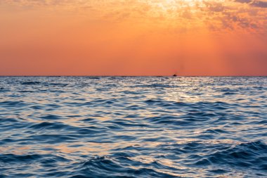 Denizin üzerinde renkli gün batımı