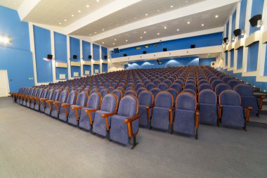 Görünüm mavi rahat satırlarda sinema sandalyeler