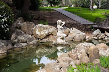 Beyaz mermer bahçe heykeli