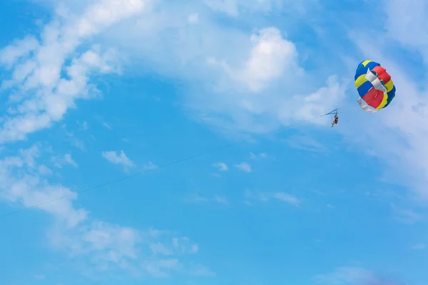 Denizin üzerinde parasailing insanlar — Stok fotoğraf