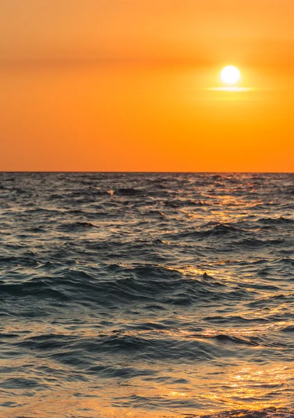 Farbenfroher Sonnenuntergang über dem Meer — Stockfoto