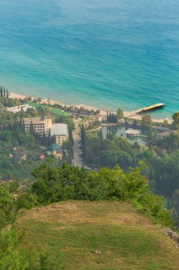 Kıyı kenti havadan görünümü