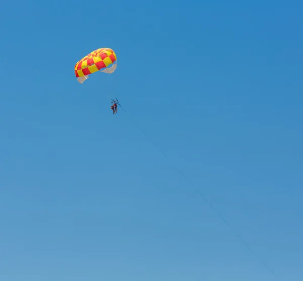 Ludzie, parasailingu nad morzem — Zdjęcie stockowe