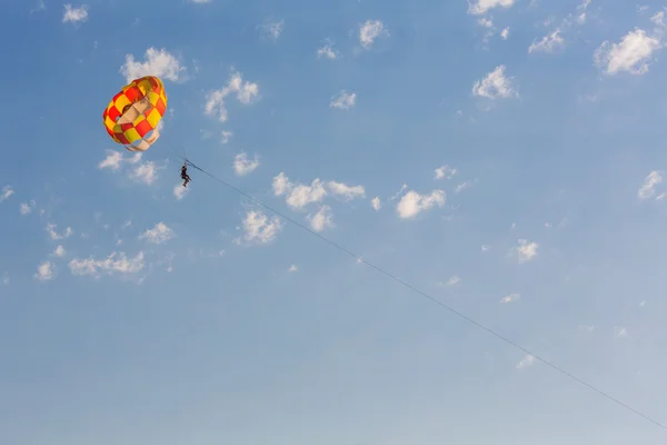 Persone che paracadutano sul mare — Foto Stock