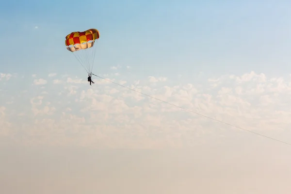Pessoas parasailing sobre o mar — Fotografia de Stock