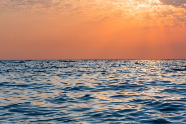 Farbenfroher Sonnenuntergang über dem Meer — Stockfoto