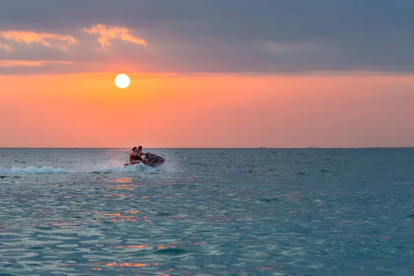 Couple à cheval jet ski — Photo