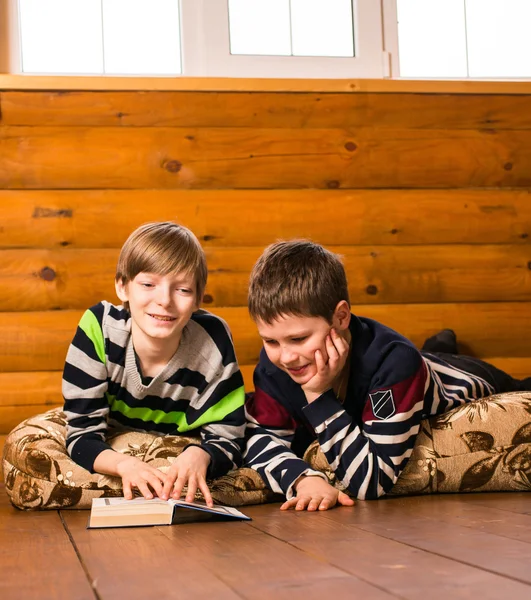 Två pojkar läser bok — Stockfoto