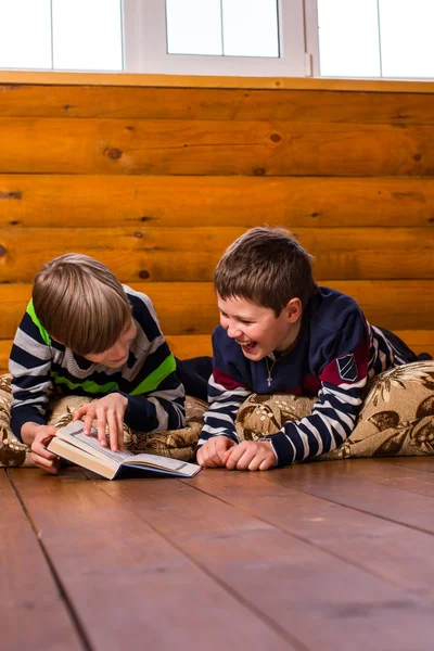 Twee jongens lezen van boek — Stockfoto