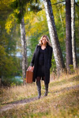 Kadın parkta eski moda sandık